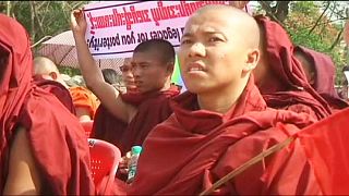 Burmai szerzetesek a Rohingya szavazati jog ellen tüntetnek