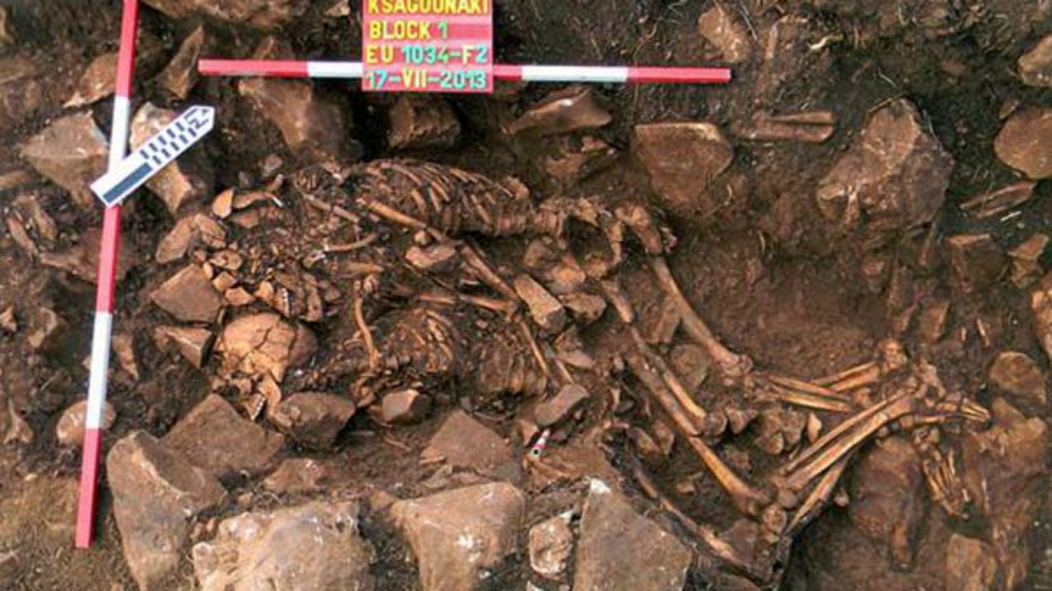 Im selben Grab: Eng umschlungen bis im Tod