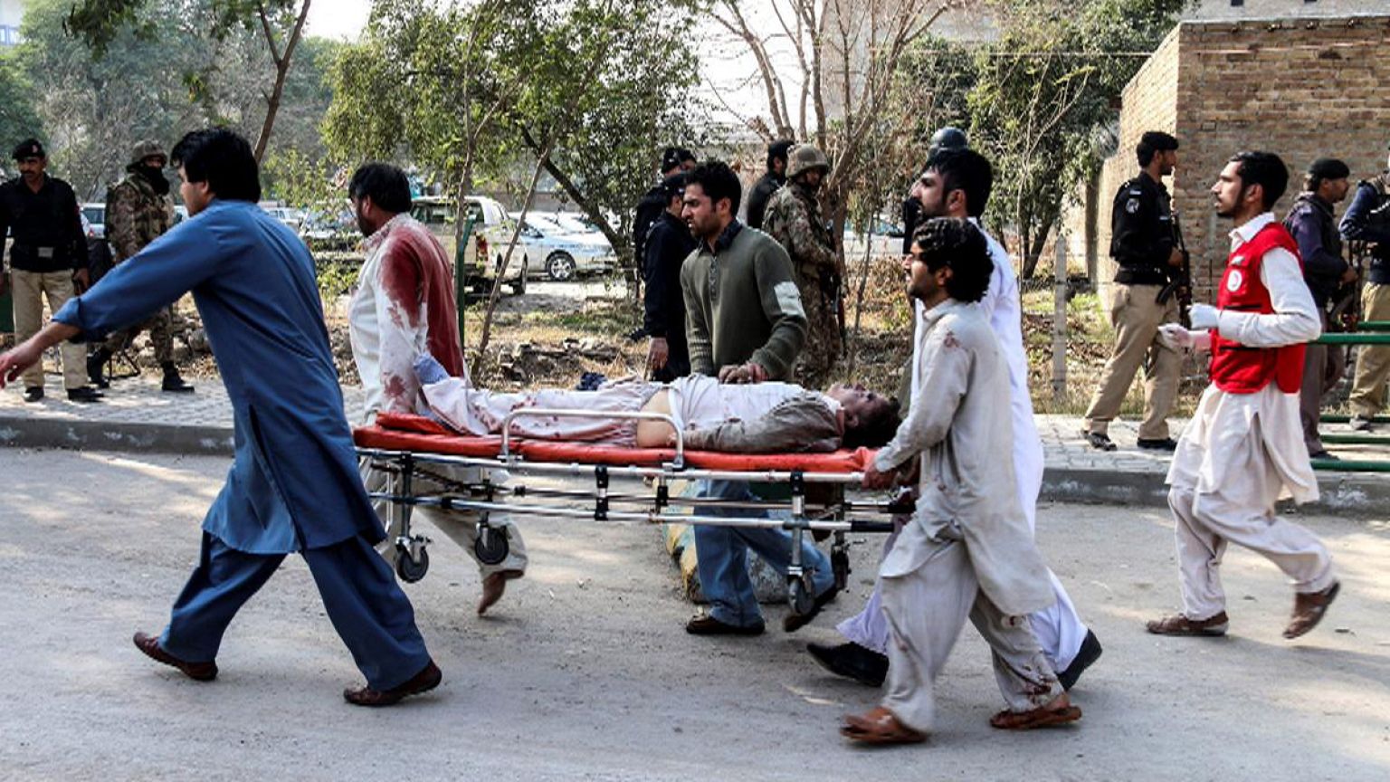 Paquistão: 19 mortos em ataque a mesquita em Peshawar