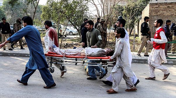 Pakistan, attacco taleban in moschea di Peshawar: una ventina le vittime Pakistan, attacco taleban in moschea di Peshawar: una ventina le vittime