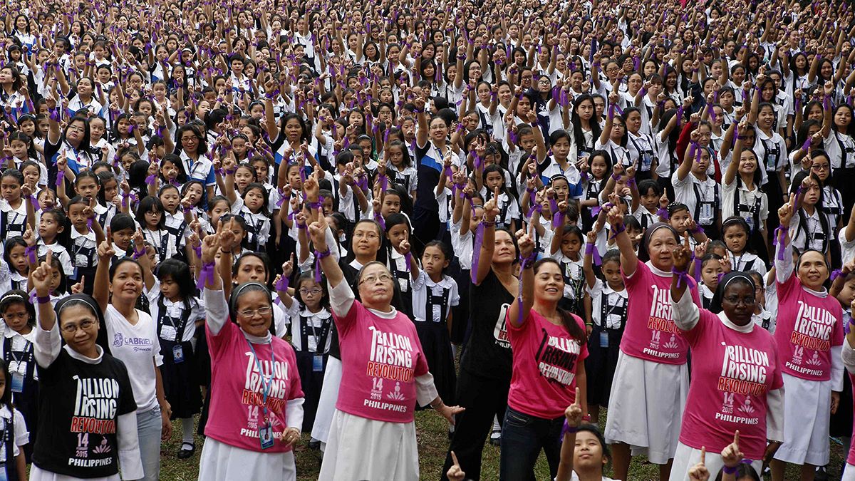 رقص هزاران زن دانشجوی کاتولیک در فیلیپین برای پایان یافتن خشونت علیه زنان