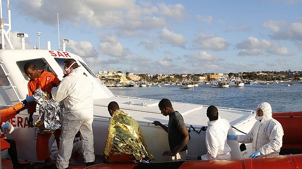700 Flüchtlinge von italienischer Küstenwache gerettet 700 Flüchtlinge von italienischer Küstenwache gerettet