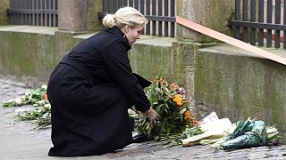 Kopenhagen: Regierungschefin legt vor Synagoge Blumen nieder