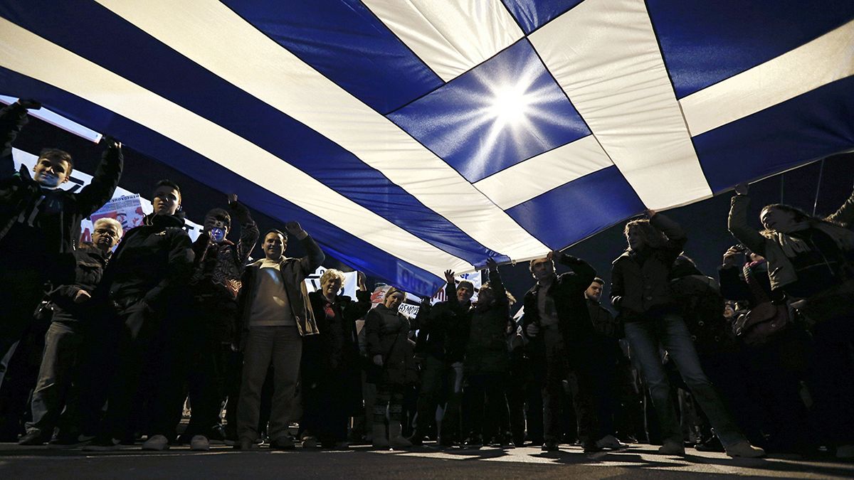 Miles de griegos apoyan a Tsipras y a Varufakis en Atenas antes de la reunión del Eurogrupo