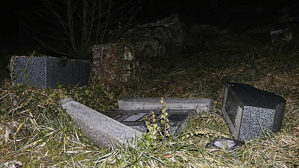 Francia: profanato cimitero ebraico. Netanyahu: "Venite in Israele, Europa non è sicura per ebrei". Francia: profanato cimitero ebraico. Netanyahu: "Venite in Israele, Europa non è sicura per ebrei".