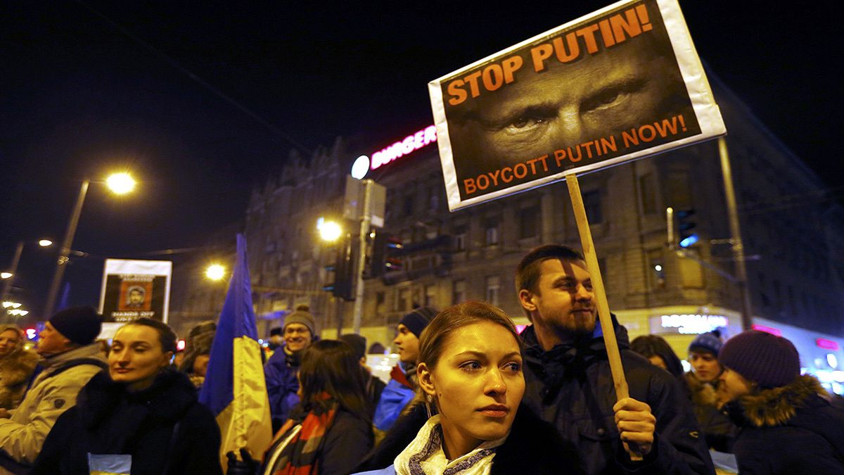 “Putyin nyet! Európa igen!” - civil tüntetés az orosz elnök látogatása miatt Budapesten