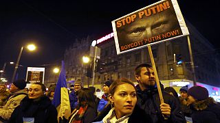 Des Hongrois manifestent à Budapest avant la visite de Vladimir Poutine