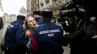 Femen-aktivista tüntetett az Országháznál