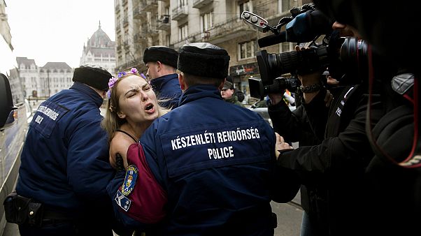 Femen-aktivista tüntetett az Országháznál Femen-aktivista tüntetett az Országháznál