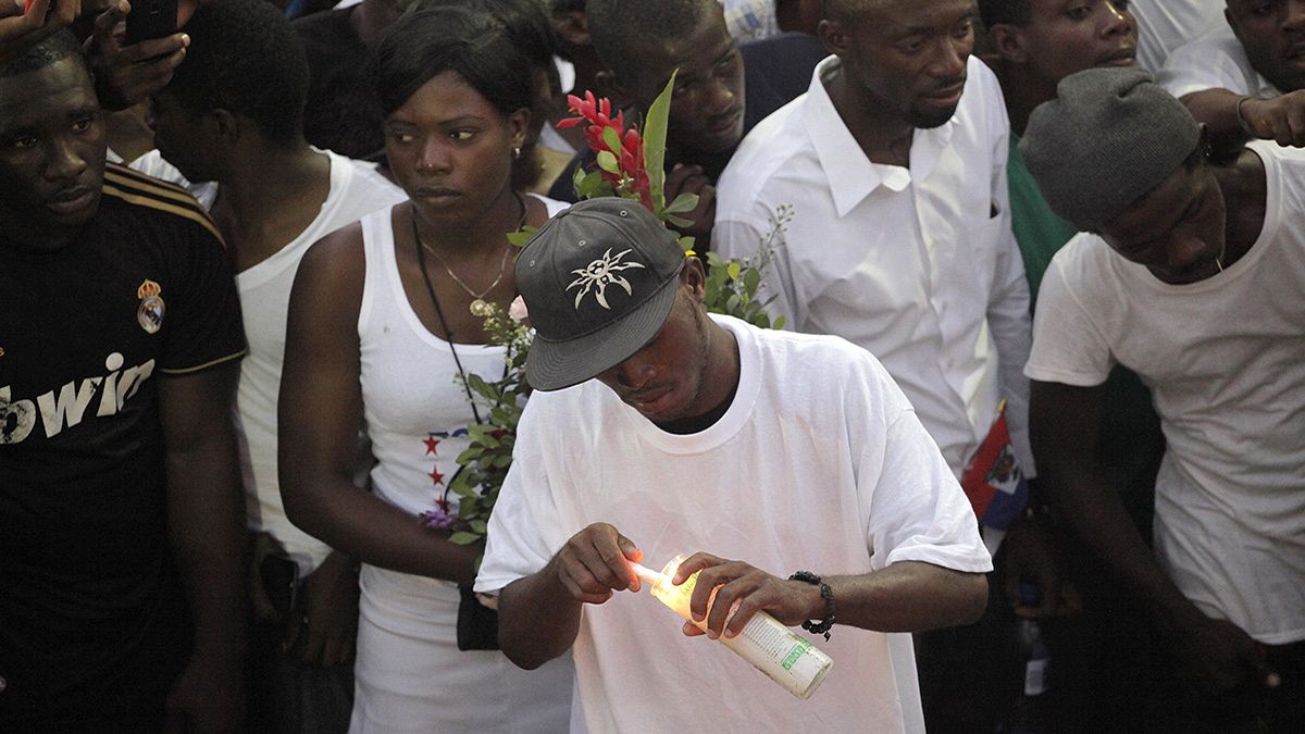 Гаити: траурный "белый марш" в память о погибших на карнавале