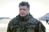 Ukrayna'da ateşkes ihlali: Poroşenko askeri üniformasını giydi