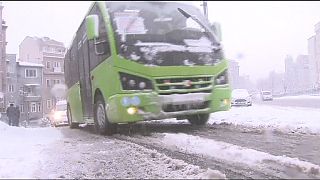 Istanbul, gravi disagi a causa della neve, cancellati 300 voli