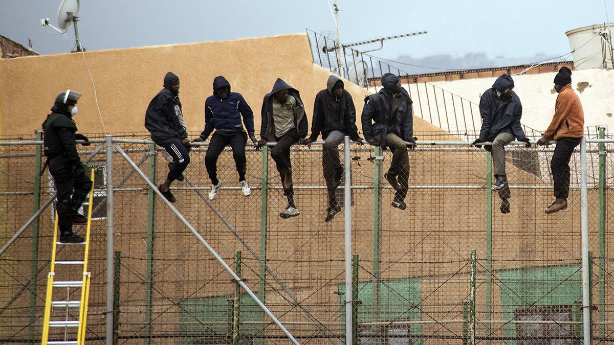Clandestinos ultrapassam muro em Marrocos