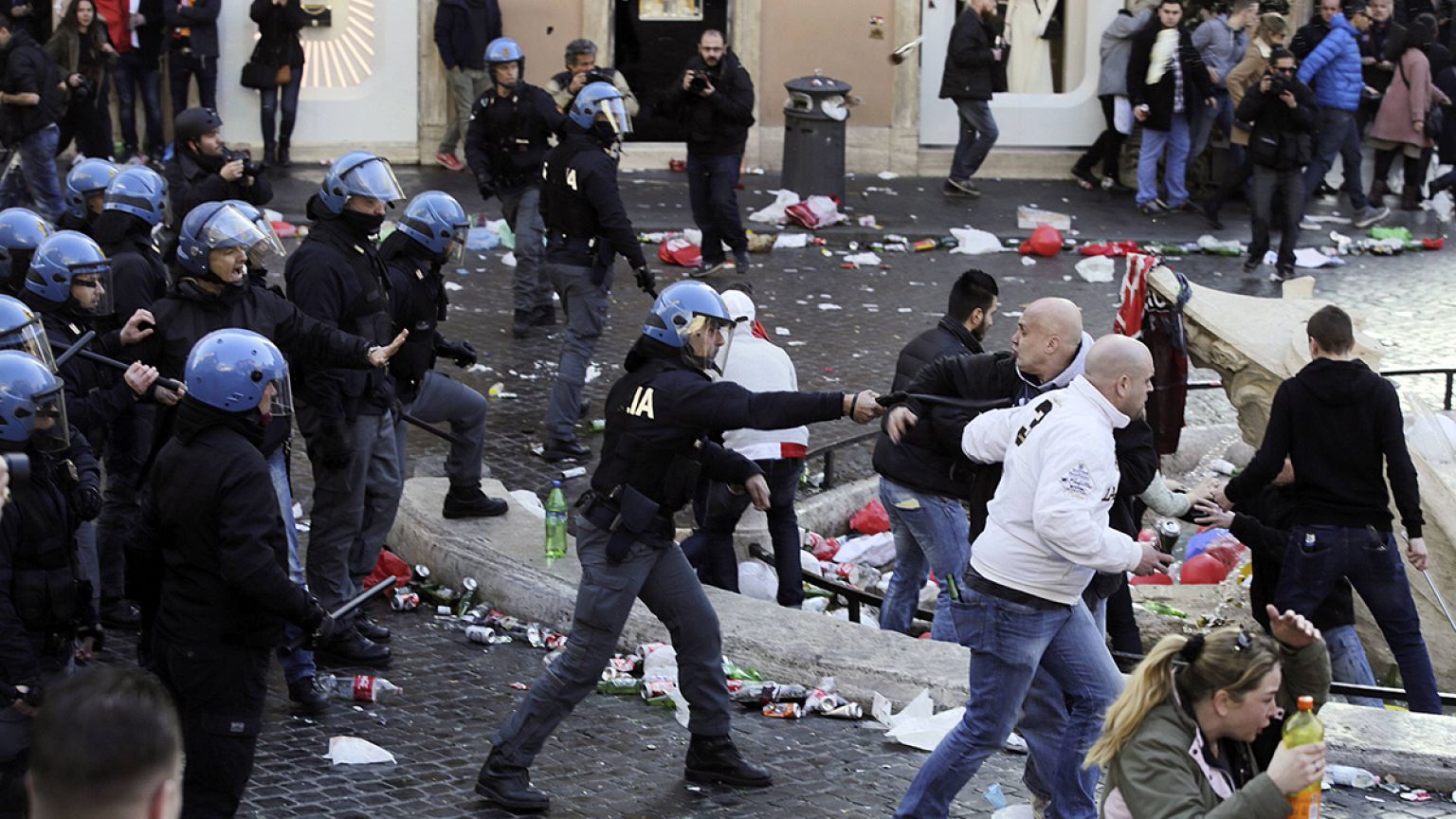 Holländische Fußballfans randalieren in Rom