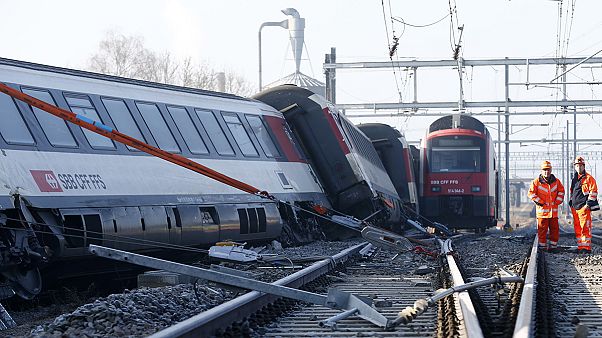 Швейцария: два поезда сошли с рельсов Швейцария: два поезда сошли с рельсов