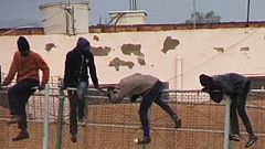 Αφρικανοί μετανάστες στα σύρματα για 5 ώρες