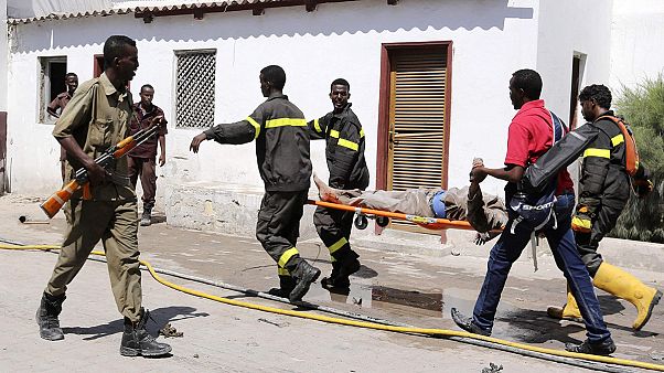 Una quincena de muertos al explotar un coche bomba en Mogadiscio Una quincena de muertos al explotar un coche bomba en Mogadiscio