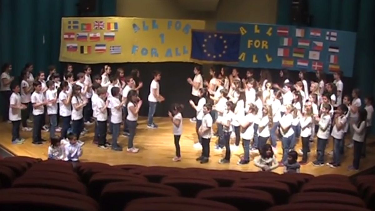 «Give Greece a chance» τραγουδούν μικροί μαθητές