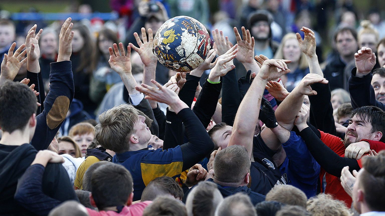 Royal Shrovetide Football Match, quella folle partita di ''calcio''