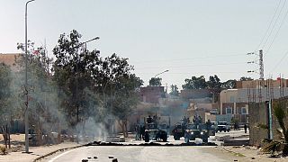Triplo atentado no leste da Líbia provoca meia centena de mortos