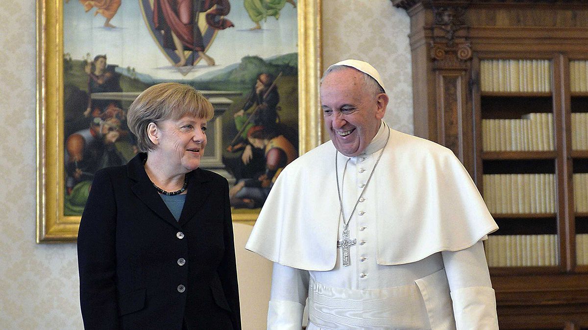 Angela Merkel menekültek számára vitt pénzadományt a Vatikánba