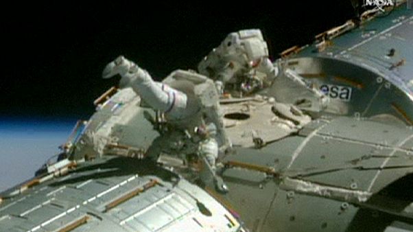 Dos astronautas instalan el cableado de atraque en la Estación Espacial Internacional Dos astronautas instalan el cableado de atraque en la Estación Espacial Internacional