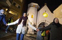 مسلمو النرويج يشكلون سلسلة بشرية حول كنيس يهودي تضامناً مع الجالية اليهودية