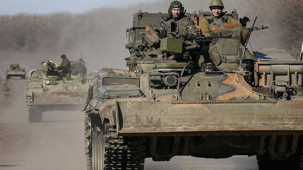 На востоке Украины начинается отвод тяжёлых вооружений