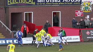 Lucha libre en un partido de fútbol en Inglaterra