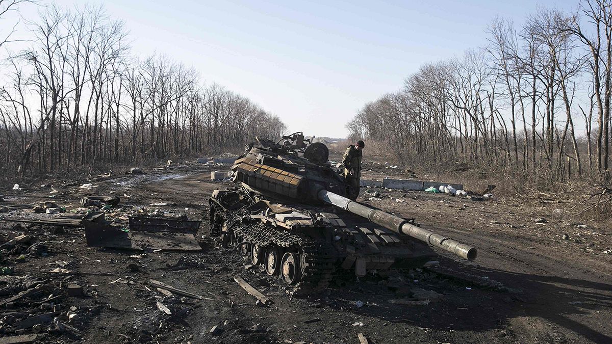 Kiev ed i ribelli sembrano aver iniziato il ritiro dei mezzi pesanti dal fronte.