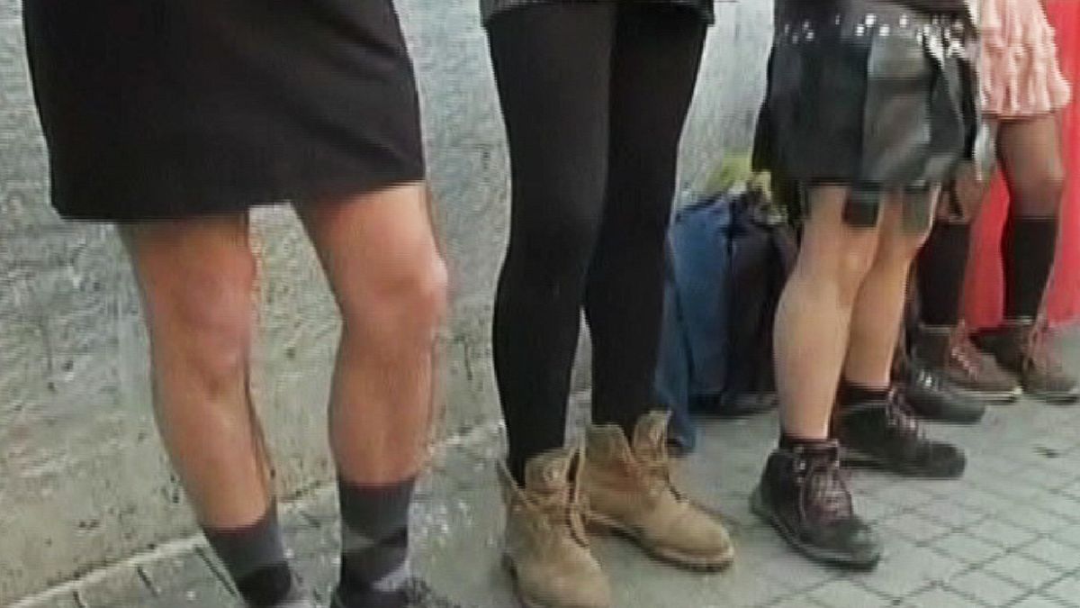 Turquía: los hombres se ponen  minifaldas para protestar contra la violencia machista