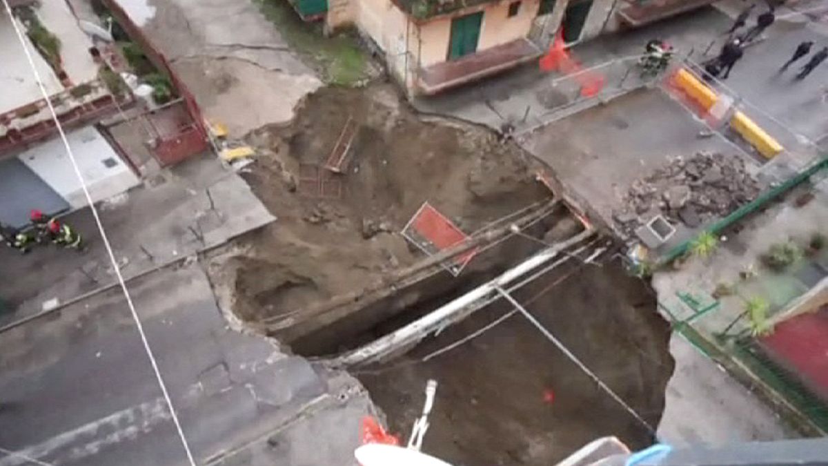El agua causa un enorme cráter en una calle de Nápoles