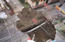 El agua causa un enorme cráter en una calle de Nápoles