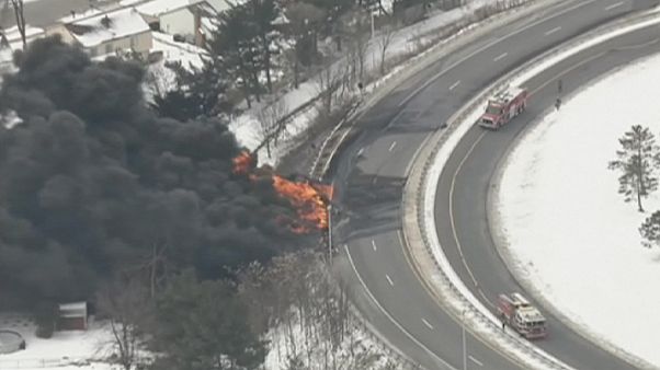 EE.UU.: espectacular incendio de un camión cisterna EE.UU.: espectacular incendio de un camión cisterna