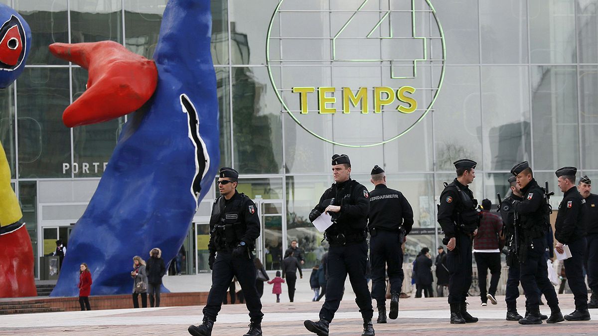 Francia: massima allerta nei centri commerciali Forum des
Halles e Quatre Temps