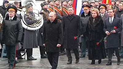 Putin deposita coroa de flores