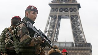 Notte di droni nei cieli di Parigi