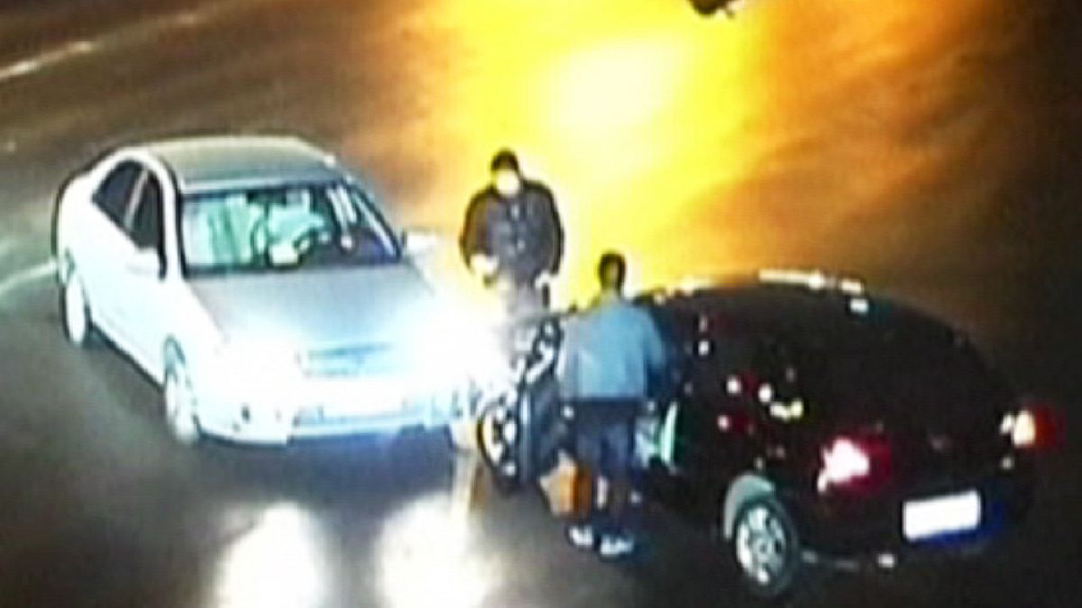 كاميرات تُسجل محاولة فرار سائق في حالة سكر بعد اصطدامه بعدة سيارات