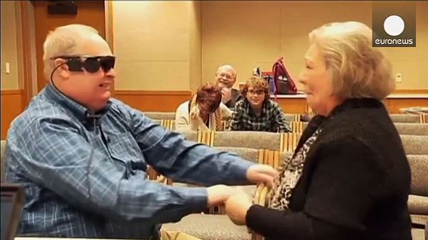 Un uomo torna a vedere dopo 10 anni grazie a occhio bionico Un uomo torna a vedere dopo 10 anni grazie a occhio bionico