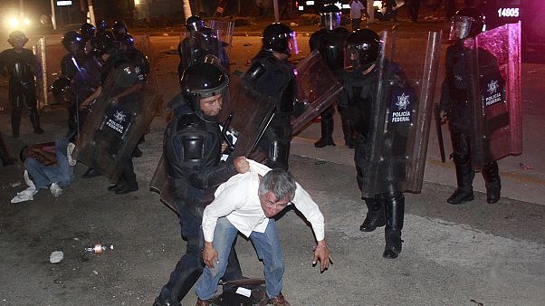 Meksika'da öğretmenler polisle çatıştı Meksika'da öğretmenler polisle çatıştı