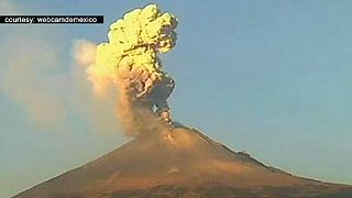 دود و خاکستر آتشفشان پوپوکاتِپتِل مکزیک موجب لغو پروازها در منطقه شد
