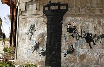 O Banksy ζωγραφίζει στους κατεστραμμένους τοίχους της Γάζας