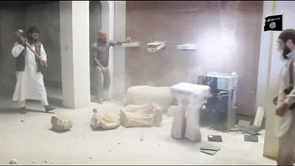 Mosul, distrutto il Museo. Martellate dell'Isil su statue del VII secolo aC Mosul, distrutto il Museo. Martellate dell'Isil su statue del VII secolo aC