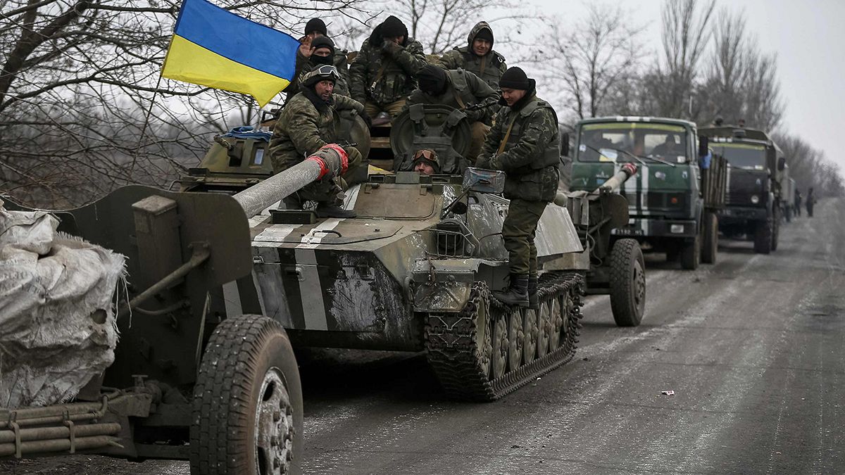طرفا النزاع في شرق أوكرانيا يسحبان آلياتهما الثقيلة من خطوط الجبهة