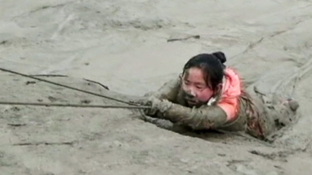 Çin'de çamura saplanan kıza  kurtarma operasyonu