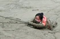 ماموران آتش نشان در چین، یک دختر گرفتار در باتلاق را نجات می دهند