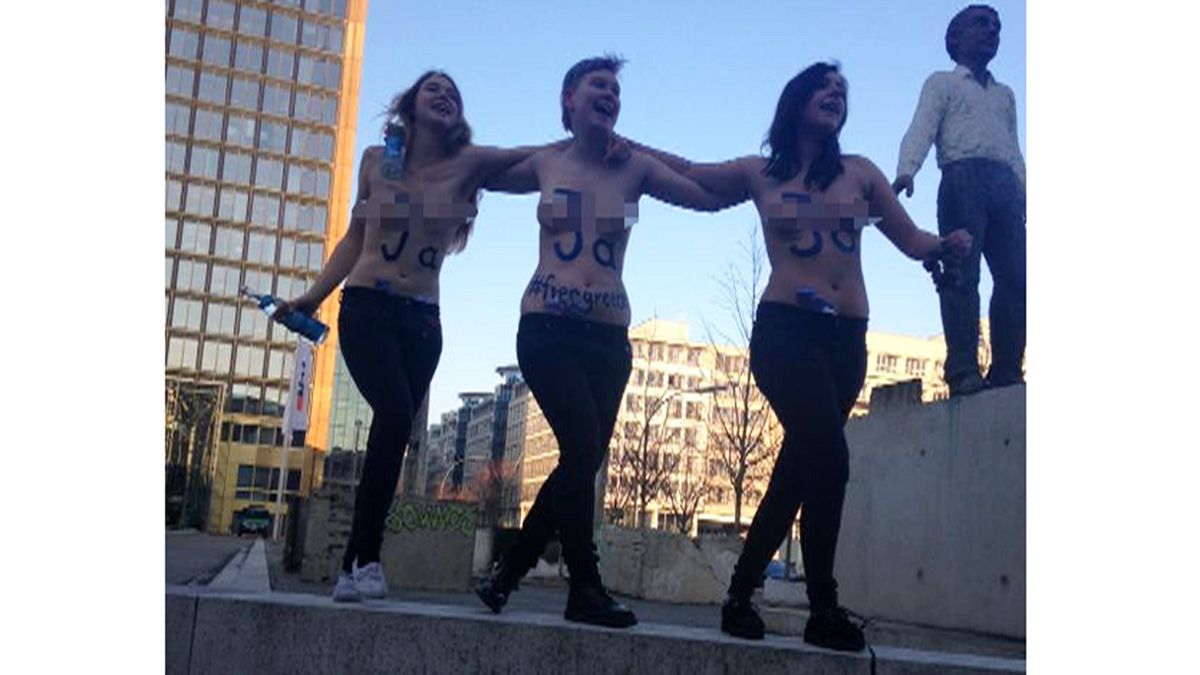 Βερολίνο: Γυμνόστηθες FEMEN υπέρ της Ελλάδας