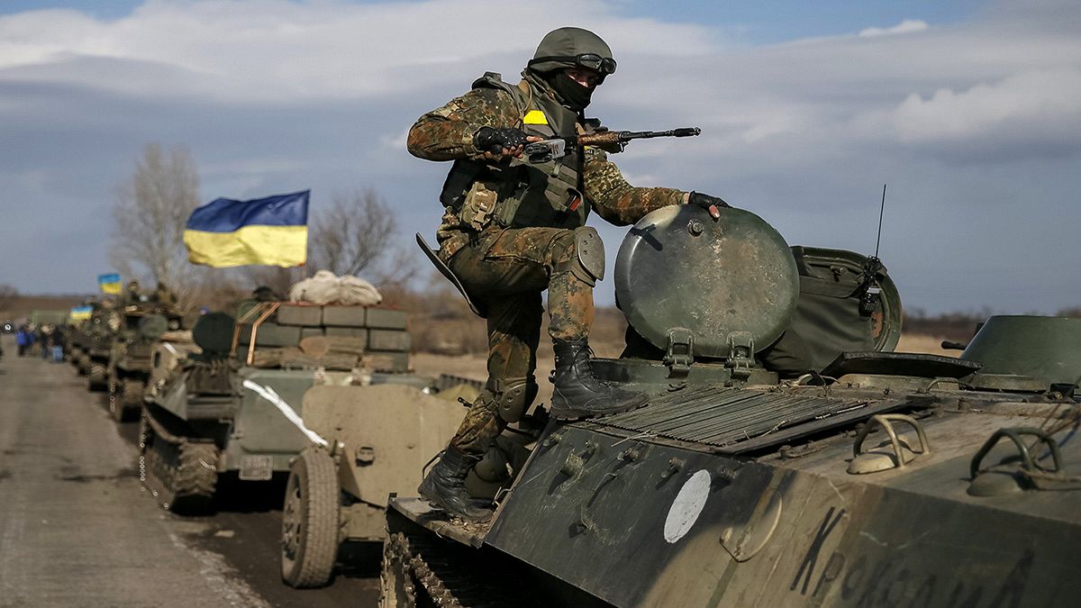 طرفا النزاع في أوكرانيا يسحبان الآليات الثقيلة من الجبهة