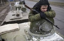 Ουκρανία: Συνεχίζουν την απόσυρση του βαρέως οπλισμού φιλορώσοι αυτονομιστές και στρατός