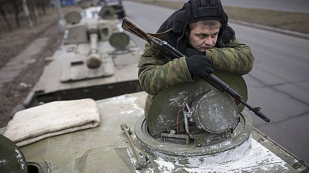 Ucraina, continua il ritiro delle armi pesanti dalla linea del fronte Ucraina, continua il ritiro delle armi pesanti dalla linea del fronte